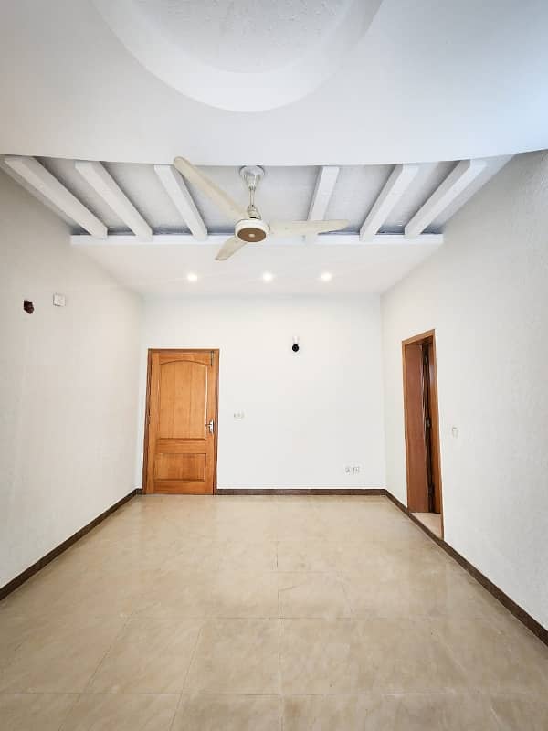 Beautiful 1 Kanal Upper Portion For Rent 7