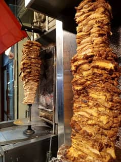 shawarma wrap karigar ya  helper shwarma banana ata ho