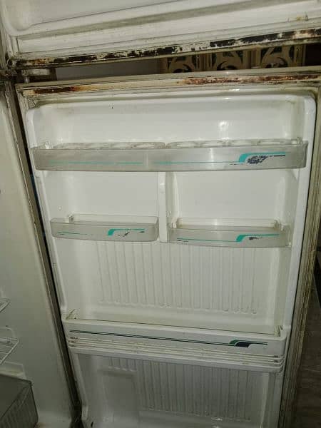Refrigerator available in Good Condition 4