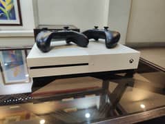 Xbox One S 1tb with 2 controller