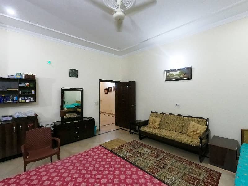 Investors Should Sale This House Located Ideally In Punjab Govt Employees Society 17