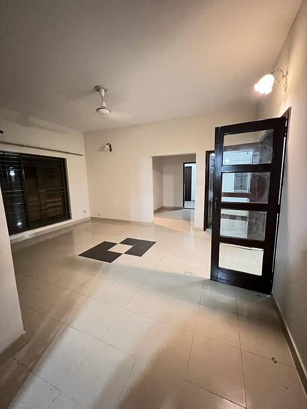 Ideal Location 10-Marla 03-Bedroom House for Rent in Sector-E, Askari-10, Lahore 3