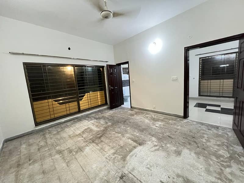 Ideal Location 10-Marla 03-Bedroom House for Rent in Sector-E, Askari-10, Lahore 26