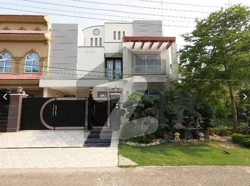 Get an attractive House near to Park in Tariq Garden 1