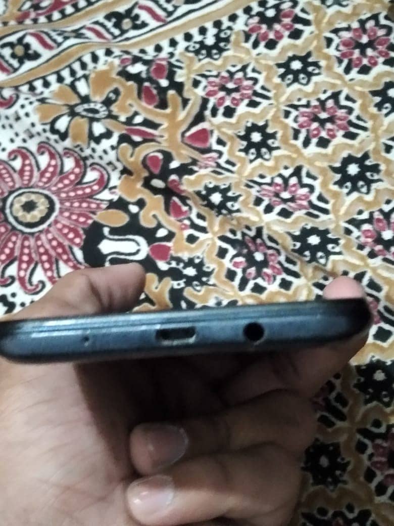 Infinix hot 9 play good condition with box 4GB ram 64GB room 2