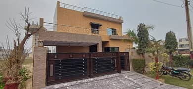 Kanal Used House For sale 4 bedrooms attached bath Near Park Masjied
