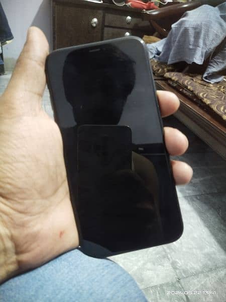 I phone 11 9by10 condition saaf phone h home use h 7