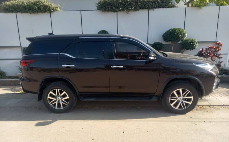 TOYOTA FORTUNER 2017  - V -  4X4 - LOW MILEAGE 4