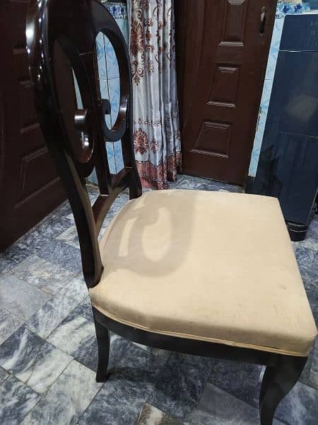 dinning table good condition 10/10 weight 40 kg khud tyar krwae 3