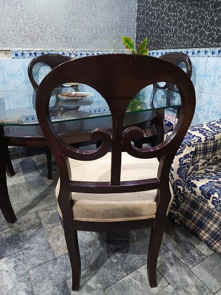dinning table good condition 10/10 weight 40 kg khud tyar krwae 4