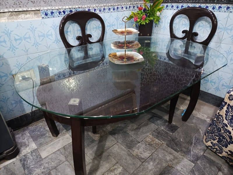 dinning table good condition 10/10 weight 40 kg khud tyar krwae 5
