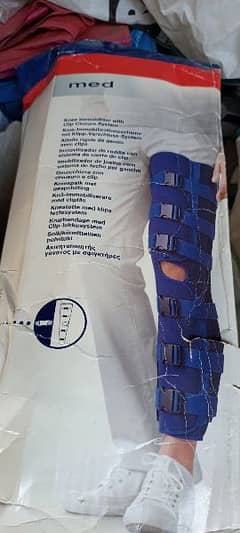 KNEE IMMOBILIZER WITH CLIP CLOSURE