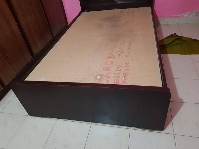 i am selling my wooden singl bad with mattress 1
