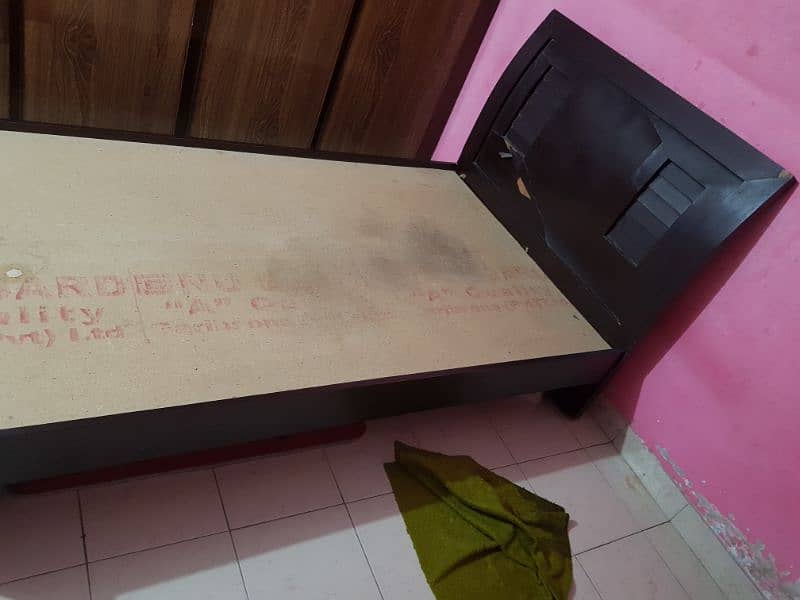i am selling my wooden singl bad with mattress 4