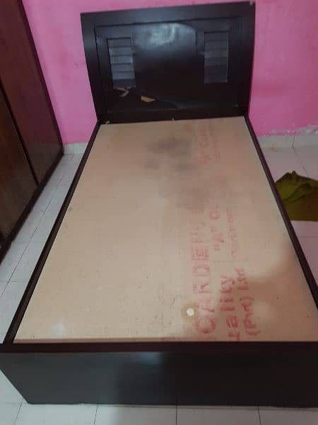 i am selling my wooden singl bad with mattress 5