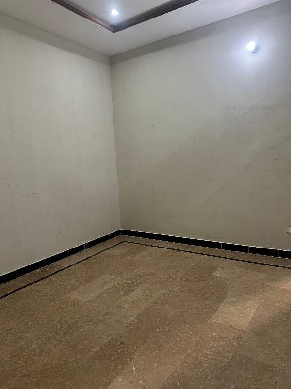 Ground portion for rent Street 30 5