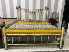 Used iron bed 0