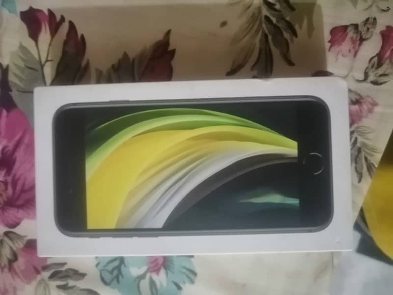 IPhone SE 2020 with box ≈ iPhone 11 7