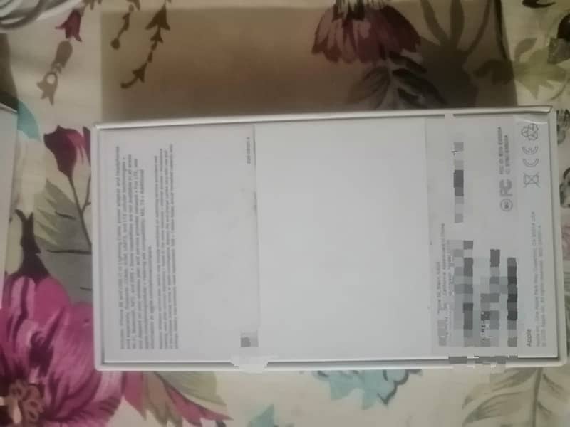 IPhone SE 2020 with box ≈ iPhone 11 8