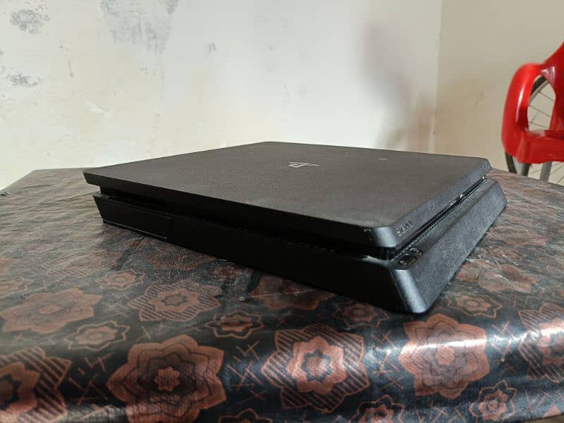 Play station 4 urgent sale with 2 games 1