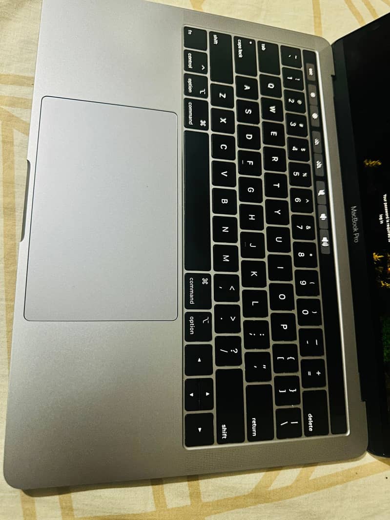 Macbook Pro 2019 | 13 Inches | Corei7 | 16 GB | 256 GB Stoage 3