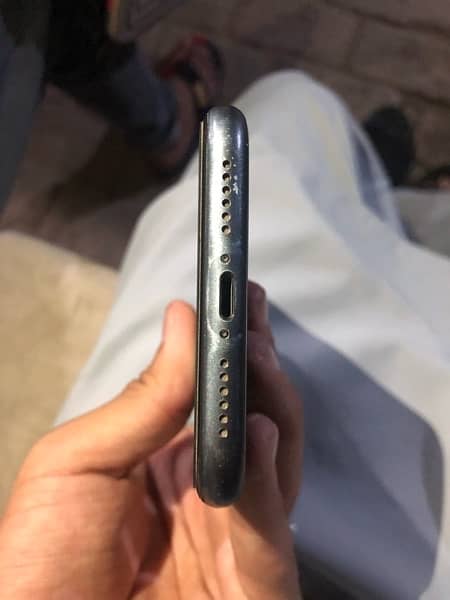 iphone 11  PTA Aprroved 3