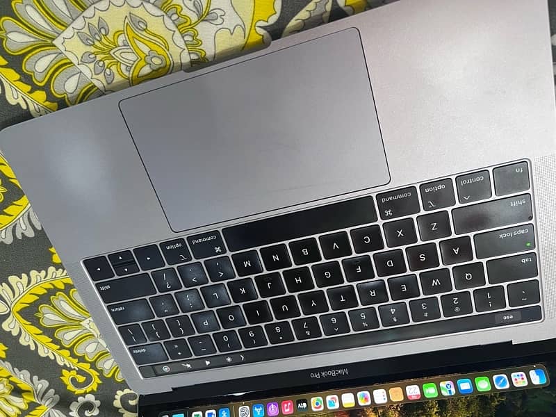 Apple macbook pro 13 inch 2018 core i7 16GB 1TB 4
