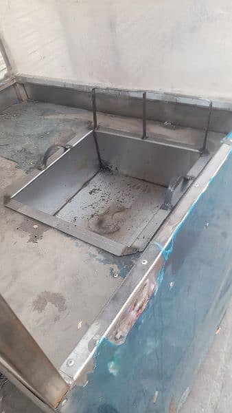 chips and samosa counter with Larg fryer 1