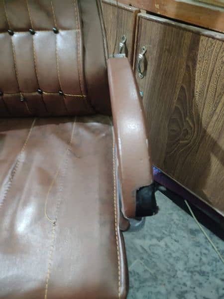 office chair in used condition 2