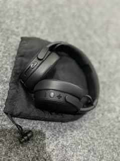 Skullcandy  crusher wireless with sensory base in good condition