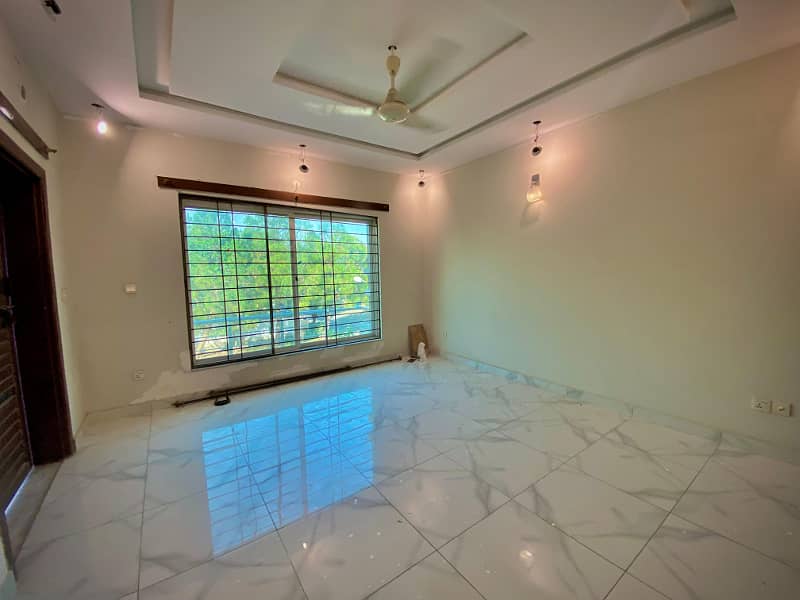10 Marla used beautiful house Bahria town phase 2 2
