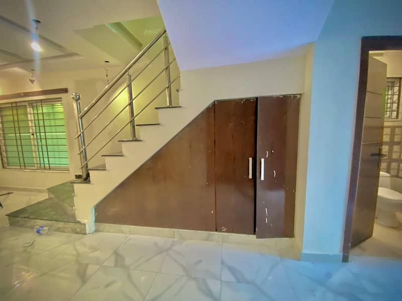 10 Marla used beautiful house Bahria town phase 2 8