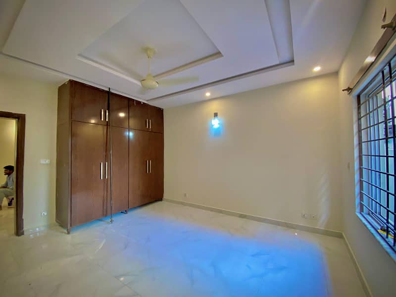 10 Marla used beautiful house Bahria town phase 2 18