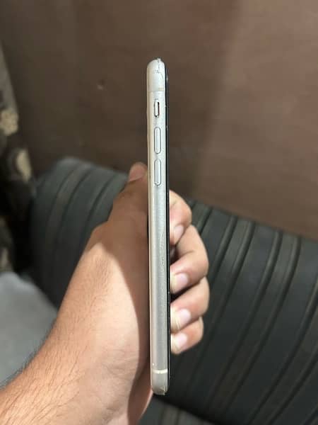 waterpack iphone 11 64 gb jv nahi h factory unlock hai 6