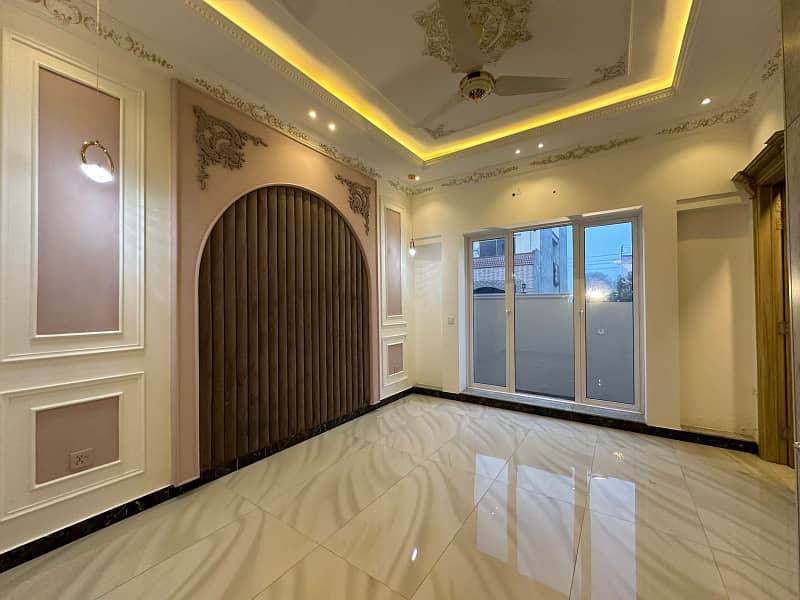 10 Marla Brand New house For Rent In Park View City Lahore. 4