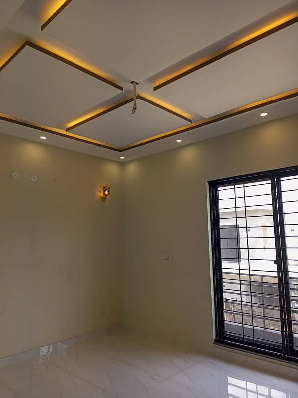 10 Marla Brand New Lower Portion For Rent In Park View City Lahore. 8