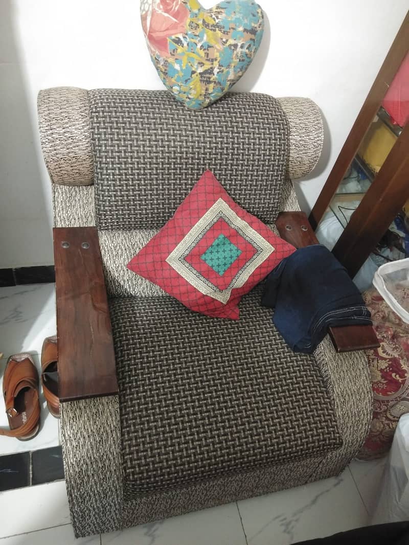 5 Seaters Sofa Set with center table in good condition 3