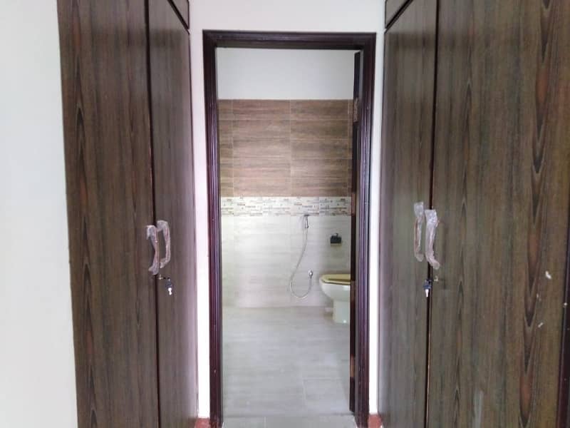 375 Square Yards House In Askari 5 - Sector H Is Available For sale 4