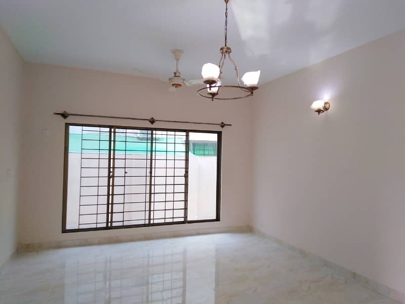 375 Square Yards House In Askari 5 - Sector H Is Available For sale 8