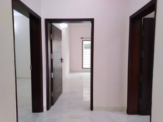375 Square Yards House In Askari 5 - Sector H Is Available For sale 11