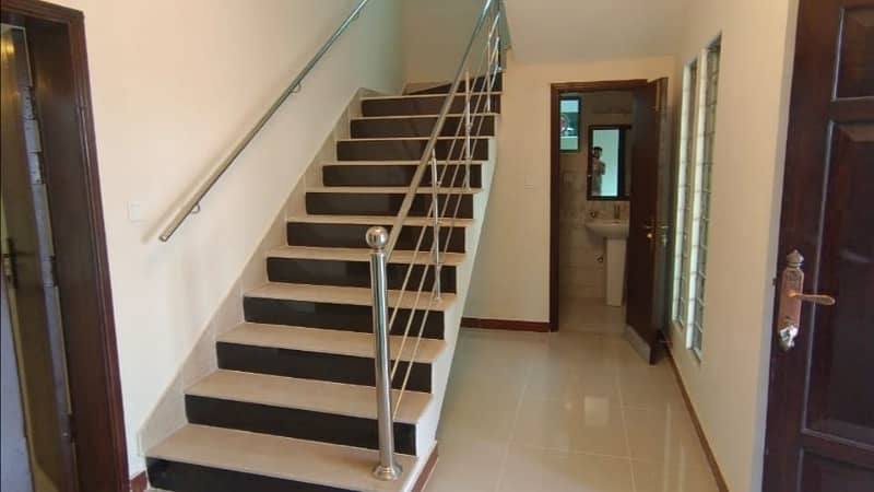 427 Square Yards House Situated In Askari 5 - Sector H For sale 6