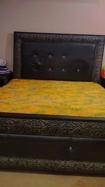 Queen size bed with 2 drawers and wall hanging mirror. 3