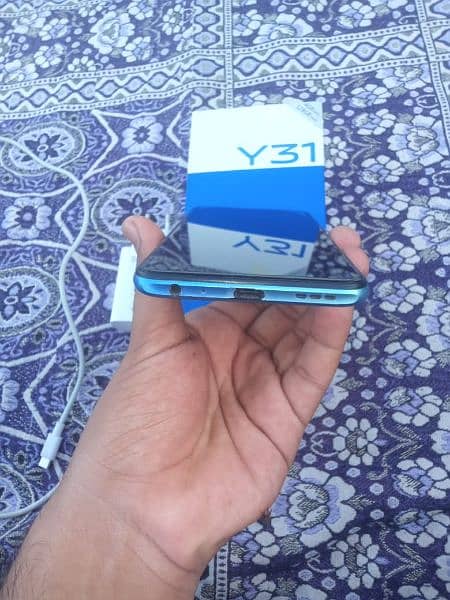 Vivo y31 4/128 with box and charger 0