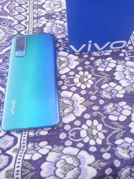 Vivo y31 4/128 with box and charger 2