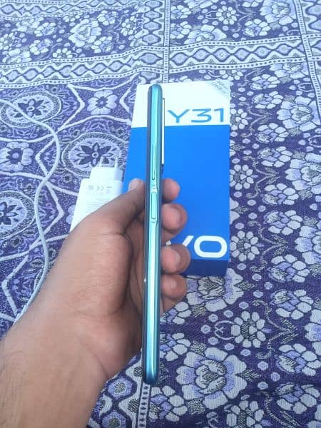 Vivo y31 4/128 with box and charger 4