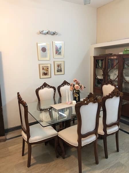 dining table urgent sale / 6 chair dining table / Wooden dining 4