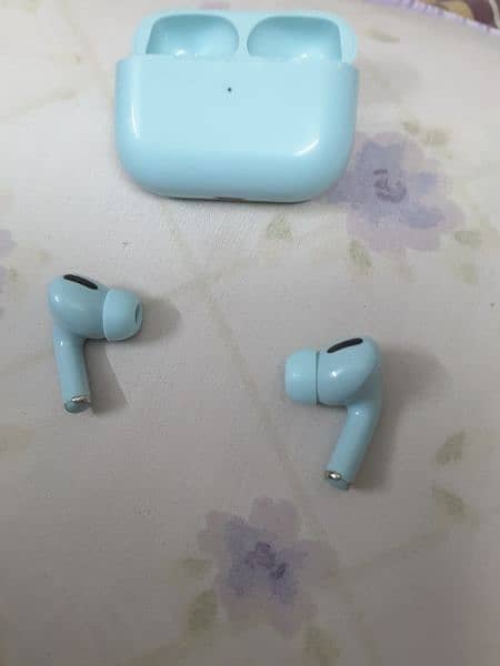 airpods pro 2nd gen old 1month ago and white color metal price 9000 4