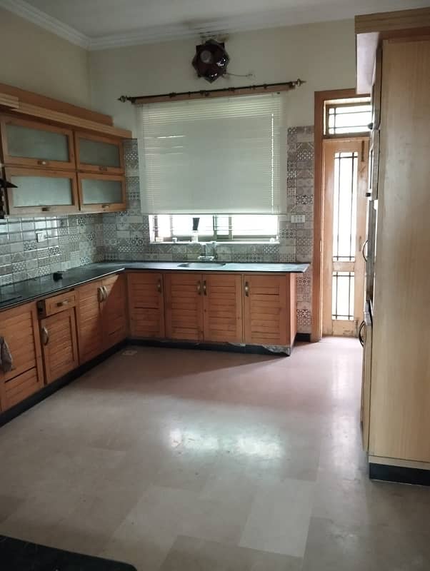 F15. . . Upper Portion 5400sq feet Neat And Clean Brand New condition bijli Gas available 1