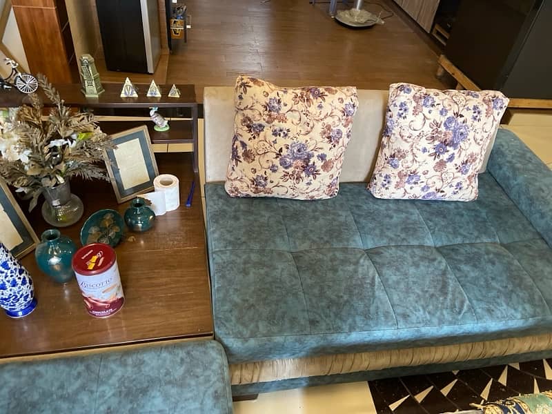 L shaped sofa and centre table 4