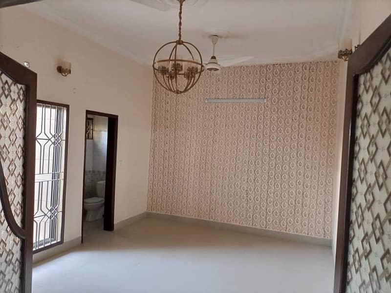 300 YARD Bungalow For Rent In Clifton Block 1 18